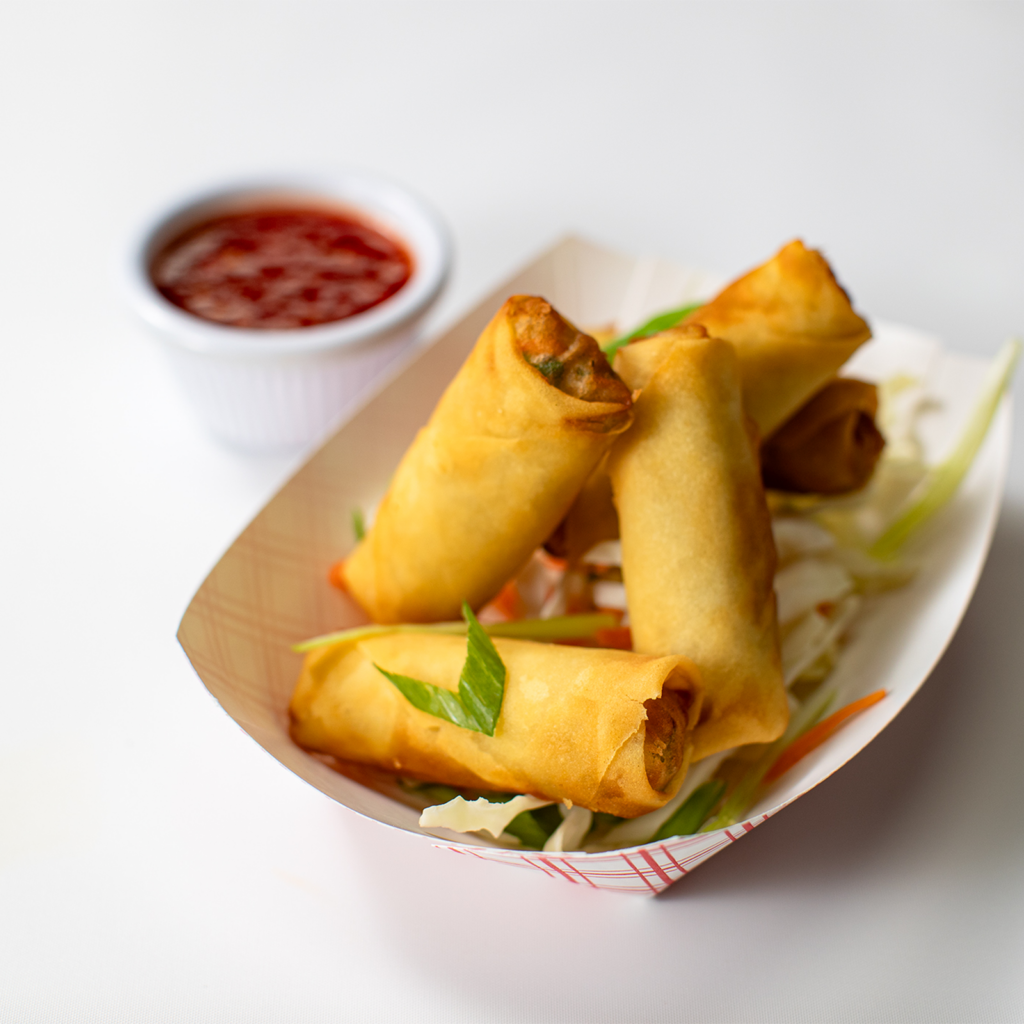 Egg rolls with dipping sauce
